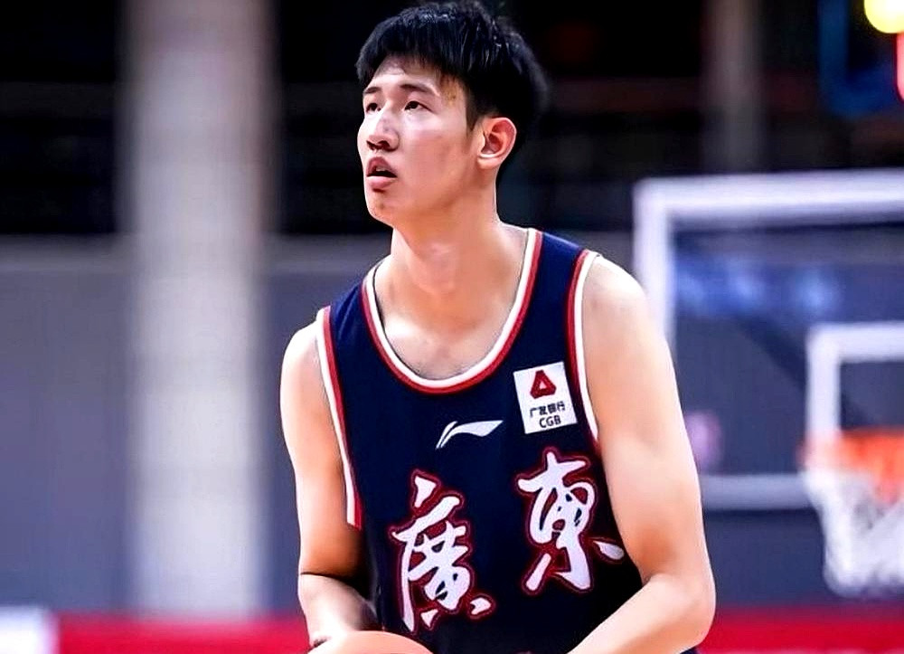 广东宏远和吉林队完成了一手人员互换，把22岁的天赋怪黄明依送去吉林，换回24岁的内线蓝领杨腾飞，这波
