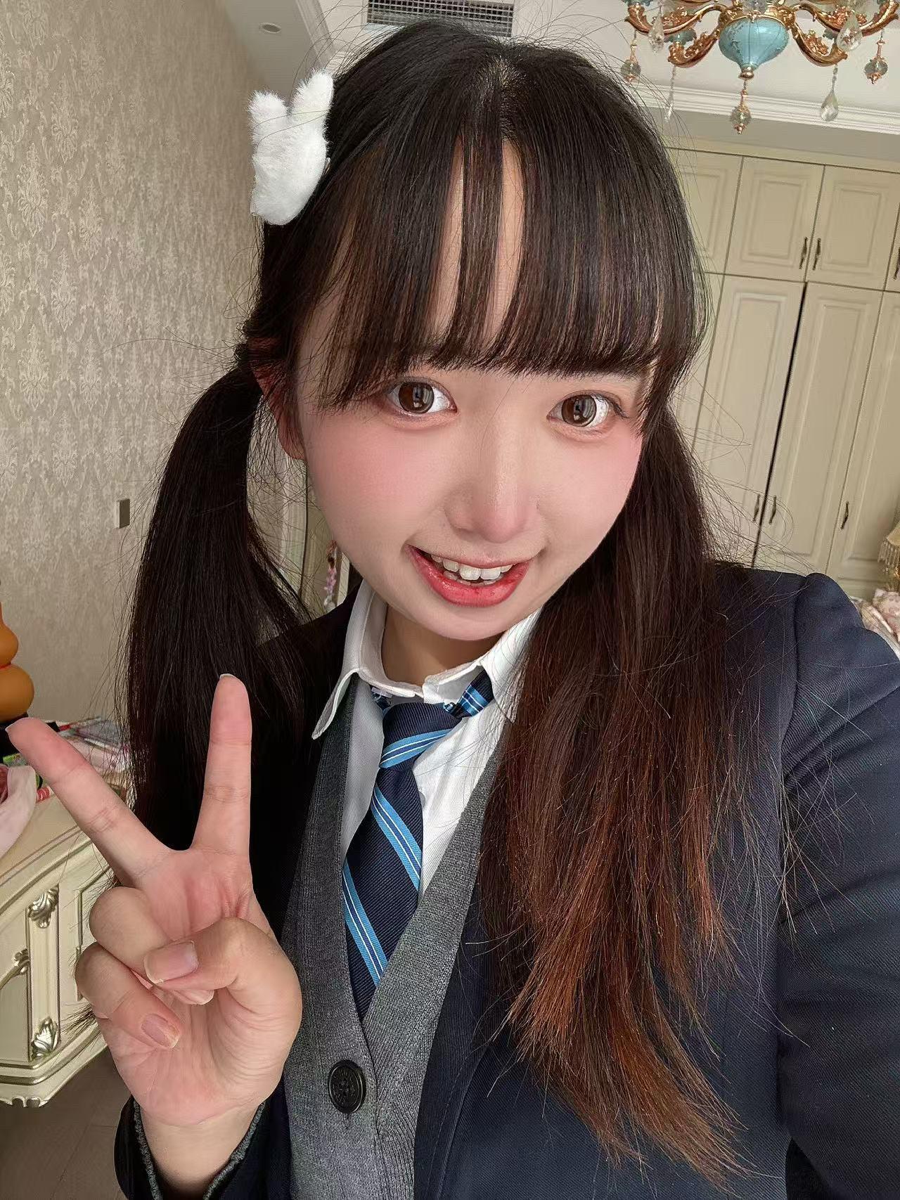 小偷日记：2月3日 那天偷偷潜入你的家中，经过卧室看到姐姐熟睡的脸，我...