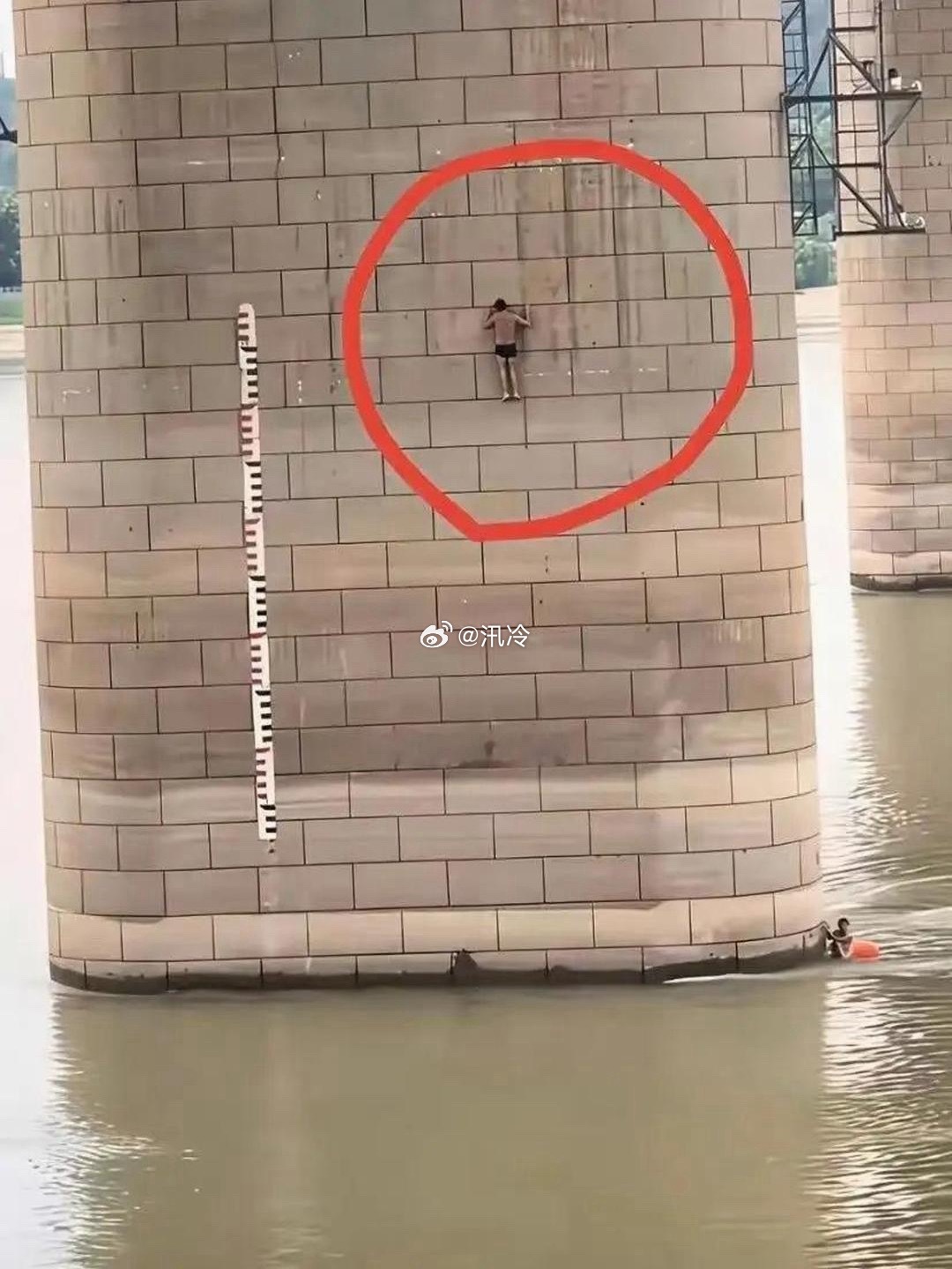 他是怎么爬上去的呢