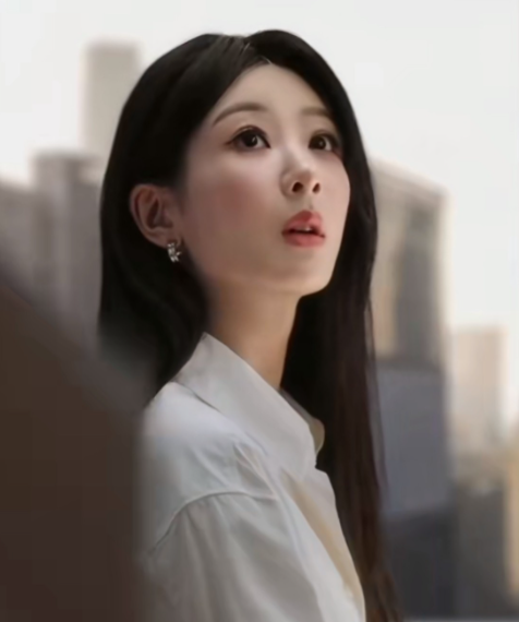 杨紫最新广告大片有点意思，做的跟部微电影一样职场的前一部分很好设计的很好，后