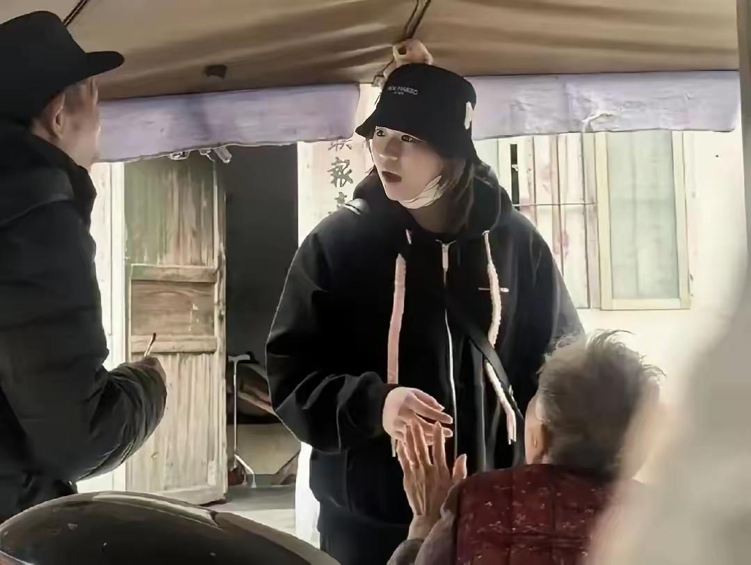 全红婵是全家人的福星。福星来了要高照。种下梧桐树，引得凤凰来。全家那两棵凤凰树象