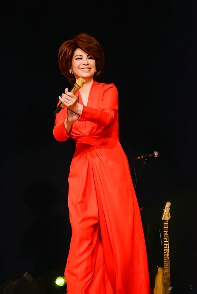 韭菜园子里开收割机，港台歌手北上捞金姿势能有多离谱？高挂千元票价的演唱会门口闪
