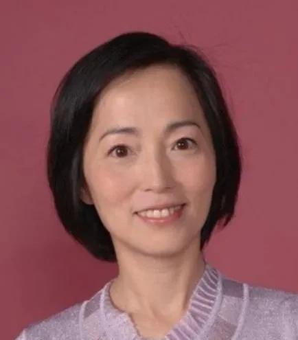 2004年，41岁的苑琼丹嫁给了比自己大10岁的富豪黄乃扬，外人眼里这是喜剧女神