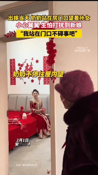泪目了！安徽宿州，女生坐在房间里等着出嫁，奶奶小心翼翼的站在门口时不时的探望，想