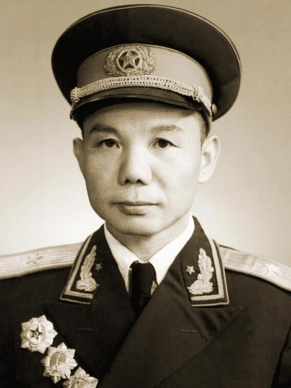 1954年，12军政委李震升职，军长肖永银为他饯行，几杯美酒下肚后，肖永银却当面
