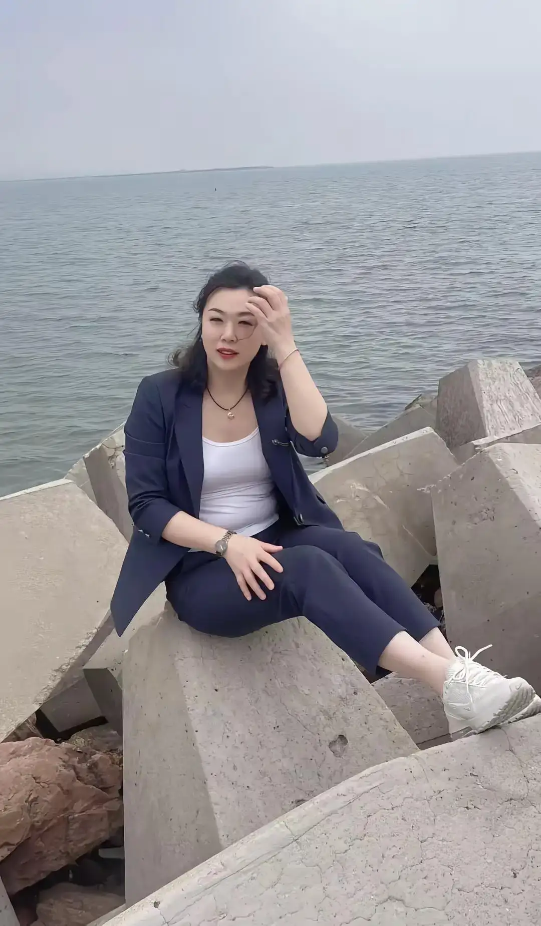 身材那么好，五官端正，有魅力可是没人爱