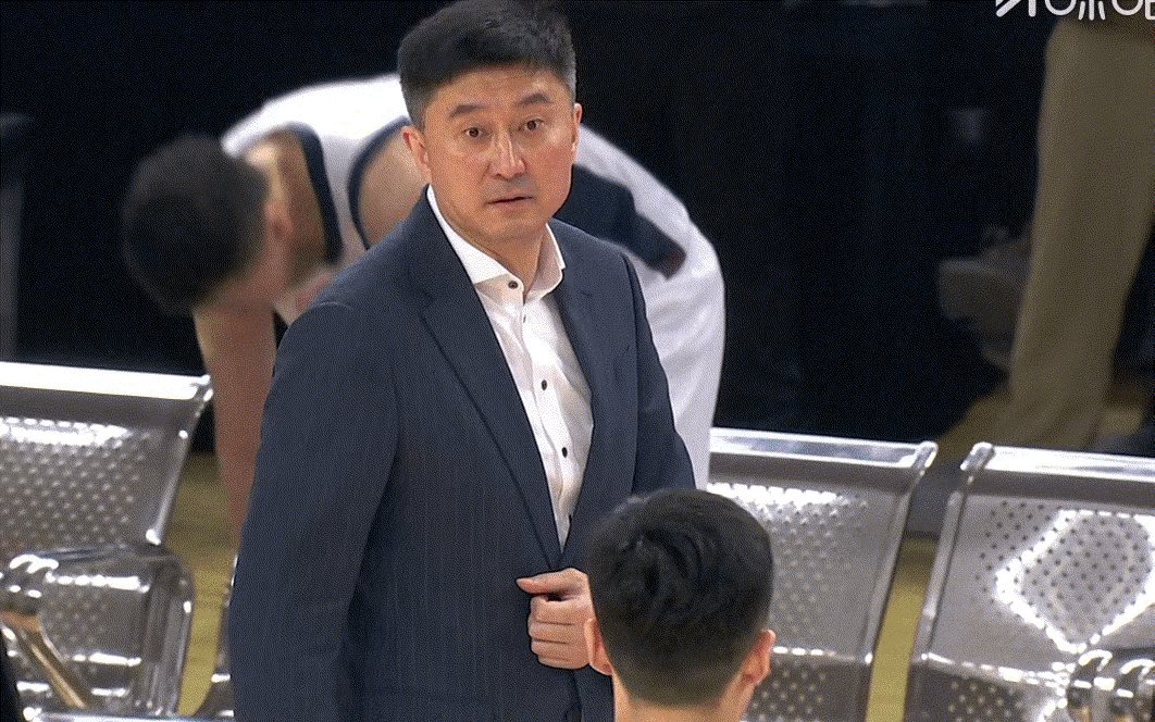 老样子！杜锋谈张文逸：“张文逸在球队也打了几年了。”“但是。”“很多时候，同一个