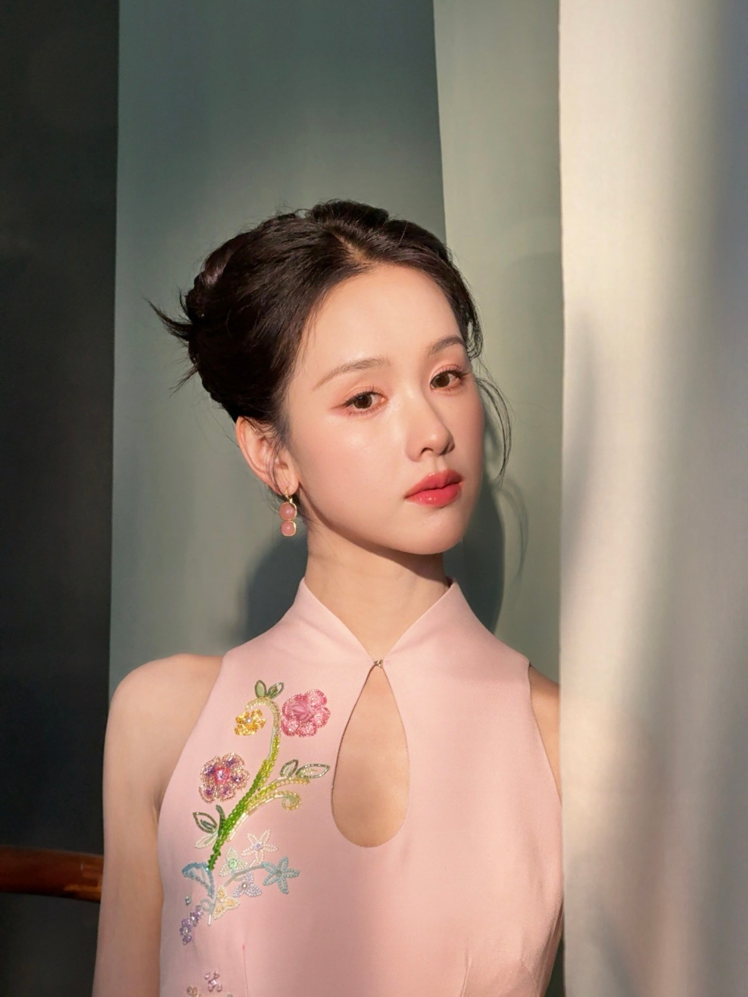 陈都灵步移扇转，暗生莲韵