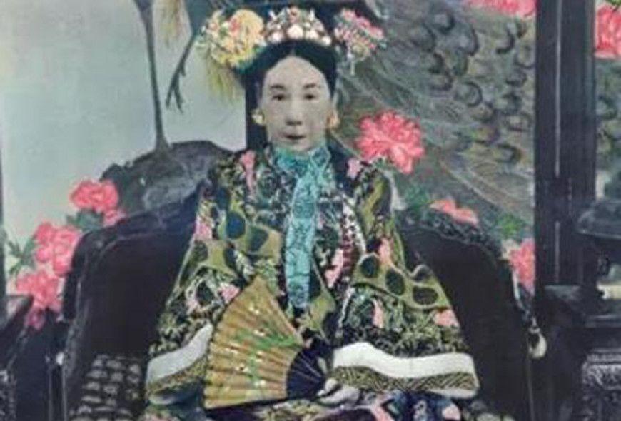 溥仪和慈禧这关系还挺复杂。从宗法制度讲，慈禧是溥仪的曾祖母。慈禧丈夫是咸丰，咸丰