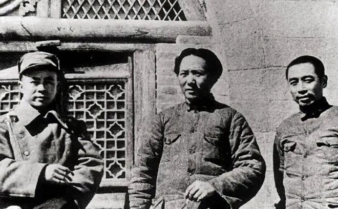 1947年，延安窑洞，毛主席与任弼时争执，炊事员一句话化解僵局。1947