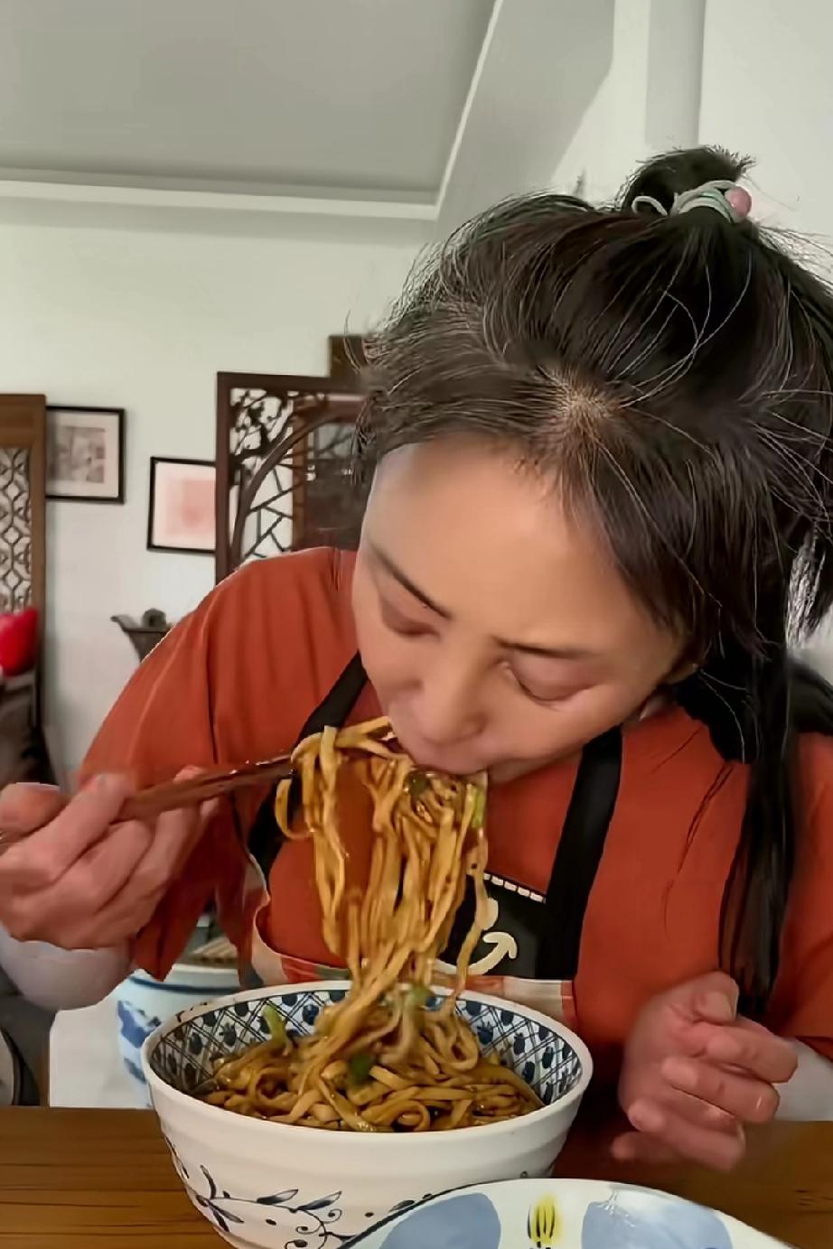 我就最喜欢看李勤勤吃炸酱面了，但是我吃面不行，估计李勤勤的一筷子就够我吃了。不知