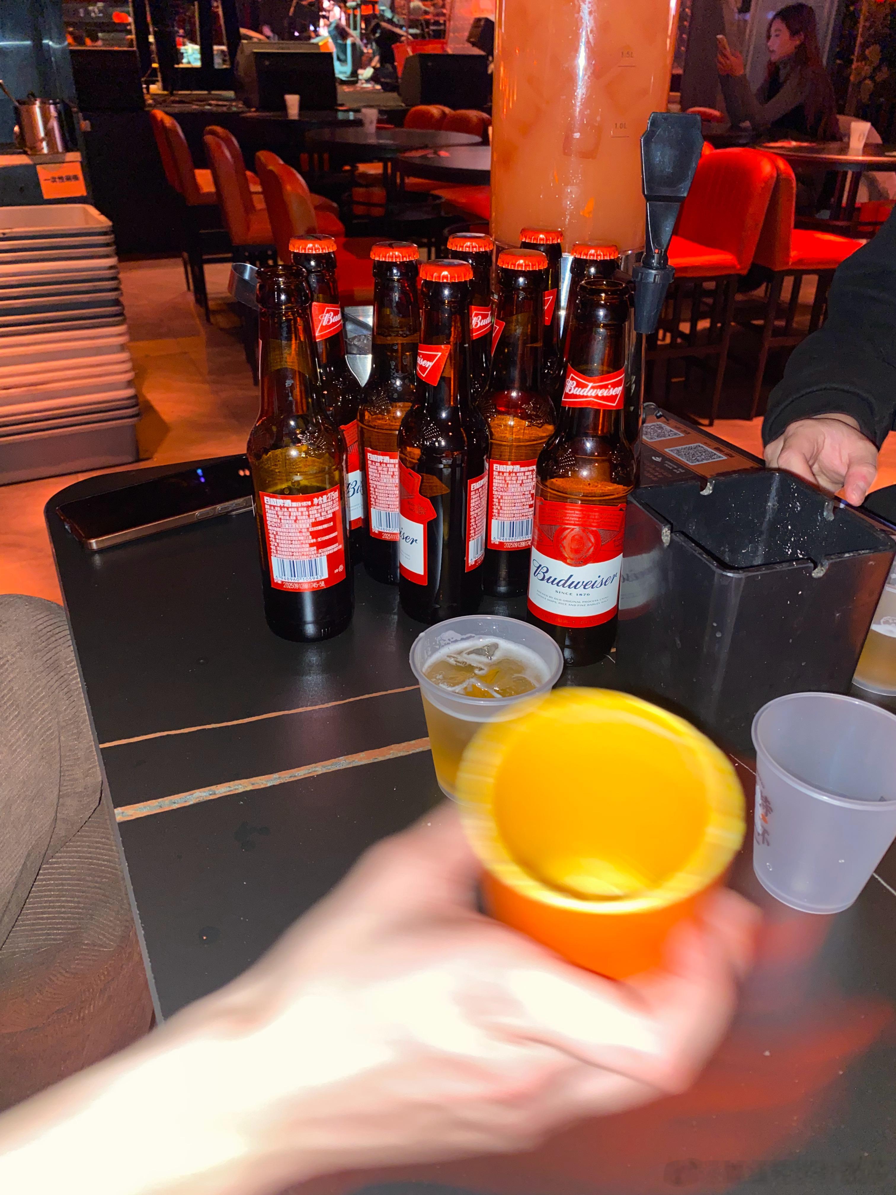 旁边桌的三位女士喝不完，又送给我们好几瓶，谢谢她们！今晚尽兴了。