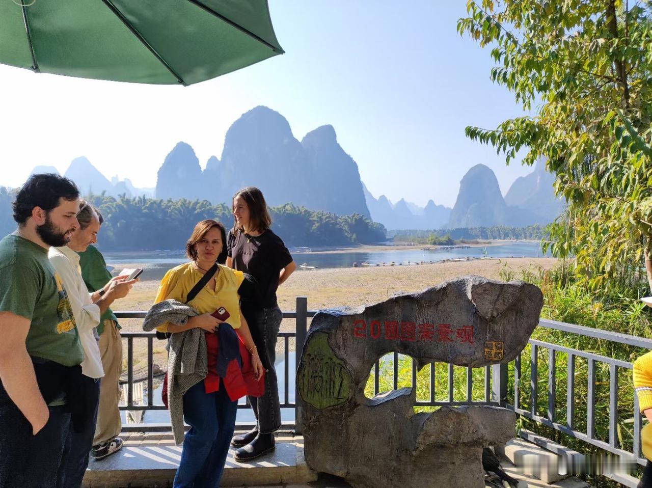 桂林山水甲天下，一点都没错，连外国友人都喜欢这里。大家去桂林旅游，是去桂林市区