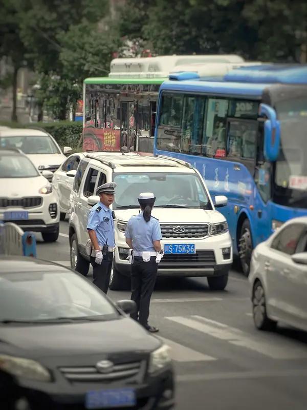 网络上对公家人员恶意满满，烈日下指挥交通的警察，不值得尊敬吗？大家发现没有，