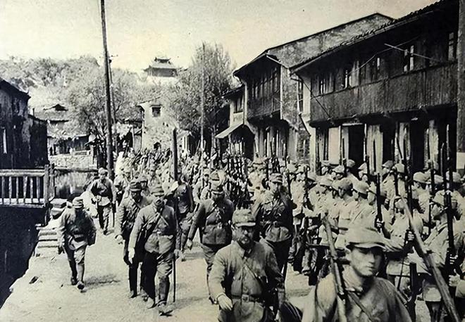 1938年，潘木匠看到15岁女儿被日军凌辱致死，他痛哭流涕找到192师长胡达说：
