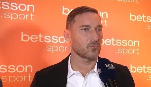 “C罗与梅西水平相当”。近日，托蒂和马特拉齐参加节目《AperiTotti》，又