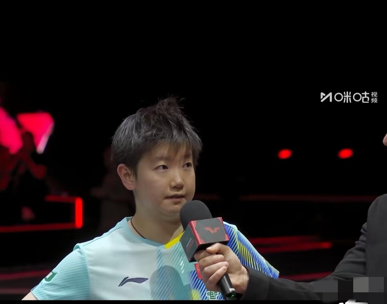 莎莎比赛完放飞自我了。可爱的发型支棱起来了。结束比赛，第一时间就胡拉自己的发型