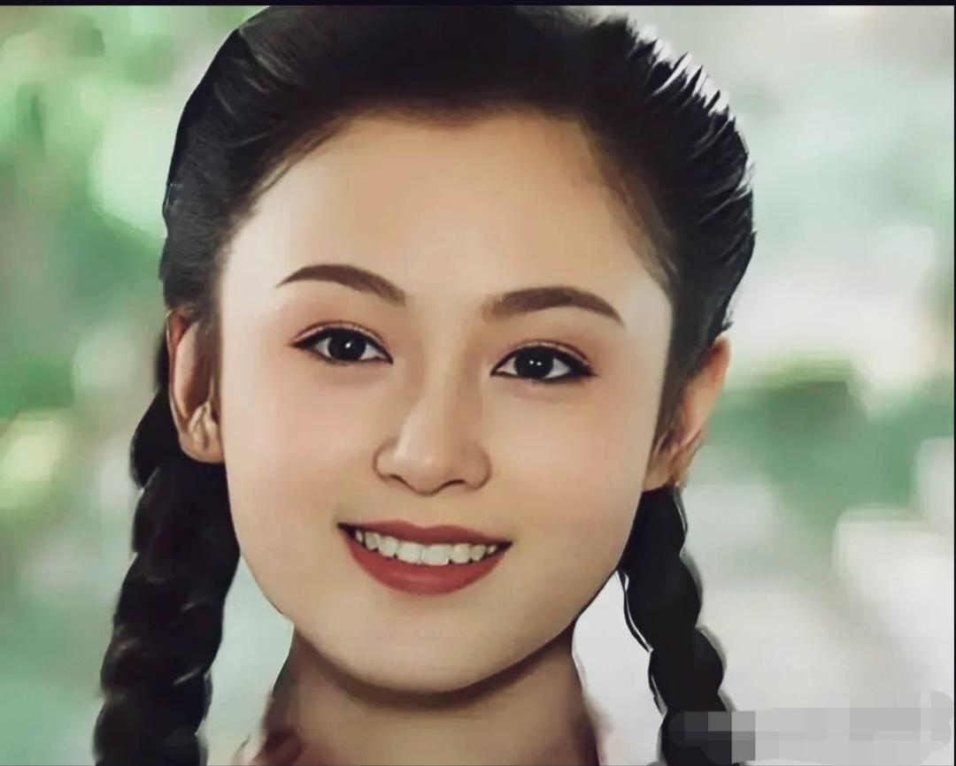 陈红都认识吧！第二张照片大多数人都不知道是谁，她俩长的是不是有点像？