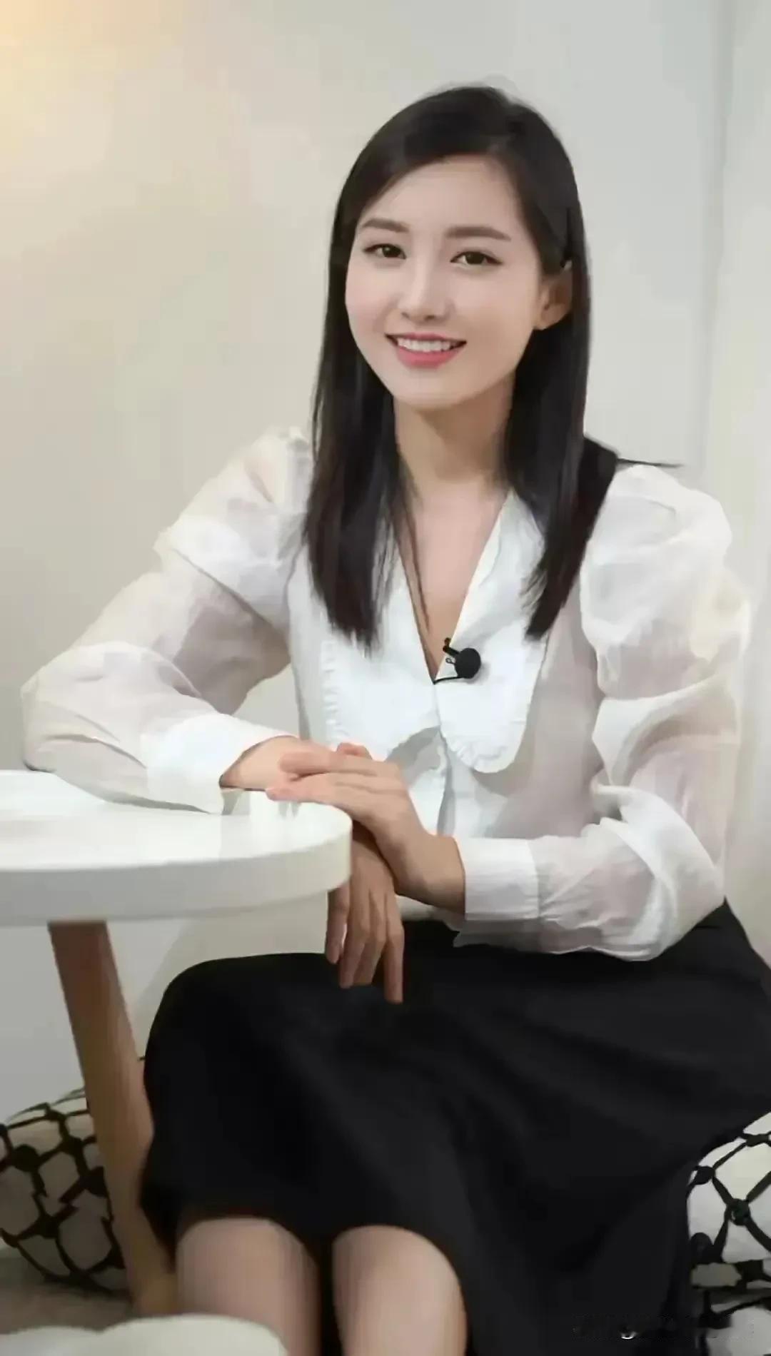 腹有诗书气自华。温馨予是一位以传播中国传统文化而走红的网络“才女”，因其深厚的文