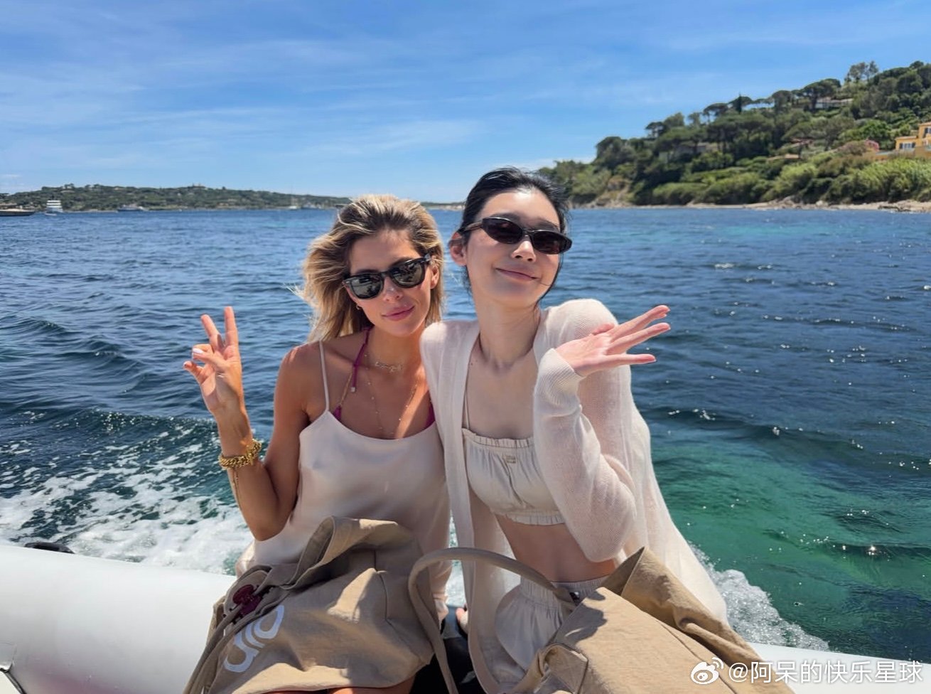 奚梦瑶婚礼后出海游玩奚梦瑶婚礼后出海游玩，这状态简直了~海边吹风笑容甜美，完全看