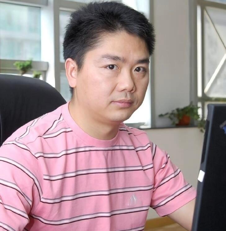2007年三十出头的刘强东在工作岗位上留影​​​
