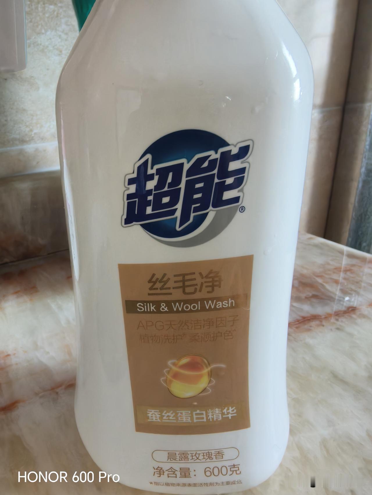 给大家推荐一个超级好用的小妙方，用超能丝毛净洗粉底刷，洗完干净又柔软。挤一滴在