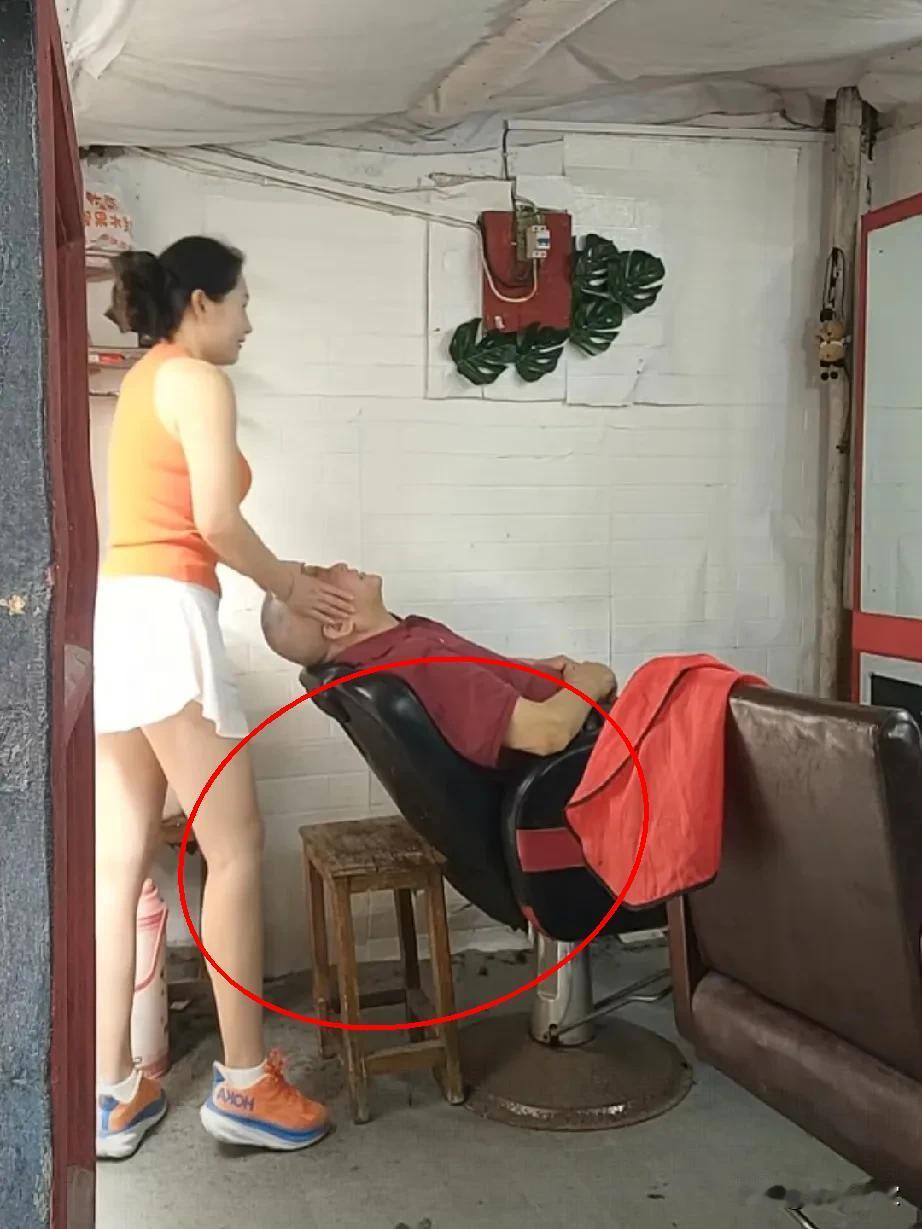 大爷喜欢在这理发，不是没有缘故的。花10块钱剪个头还能睡着，这种神仙体验哪儿找