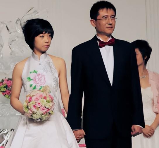 2009年，28岁的张怡宁嫁给48岁身家300亿的富豪徐威，婚后张怡宁走路去买菜