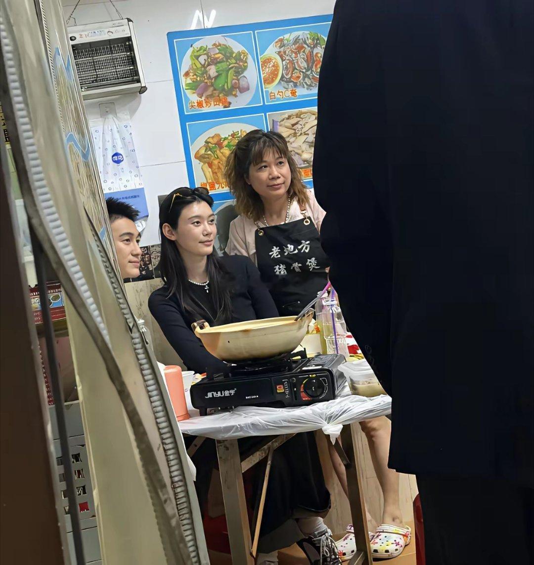 何猷君奚梦瑶路边吃猪骨头保镖坐同桌戴手套狂啃，画面太反差不敢相信！