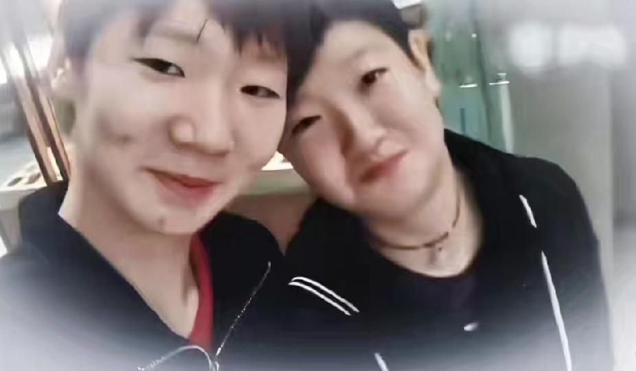 今天刷到一张从没见过的老照片，一下子被戳中了孙颖莎和王曼昱头挨得紧紧的，亲