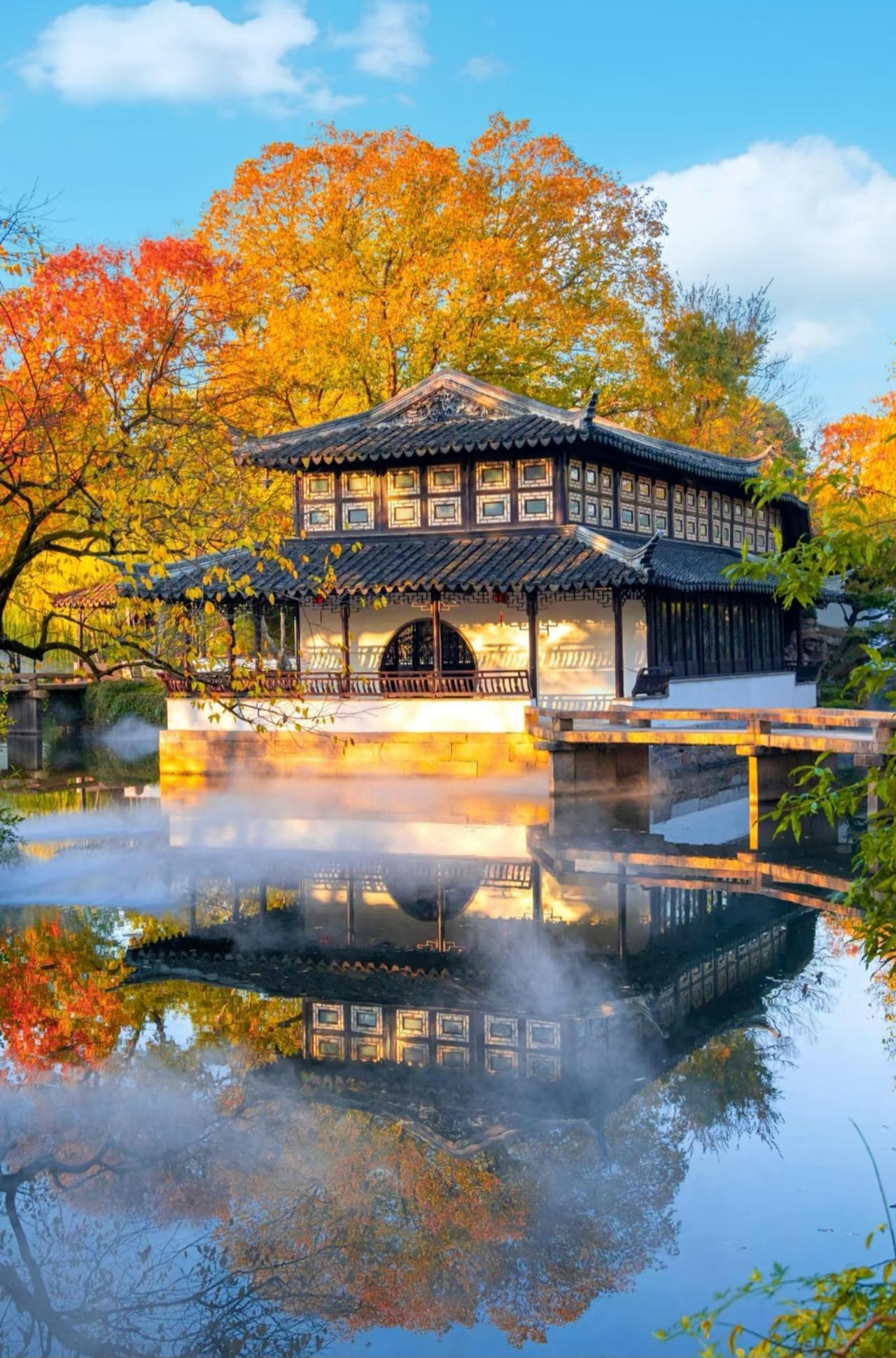 谁能拒绝📍拙政园的秋景！江南的秋景真的是怎么夸都夸不够古城小巷粉墙黛瓦
