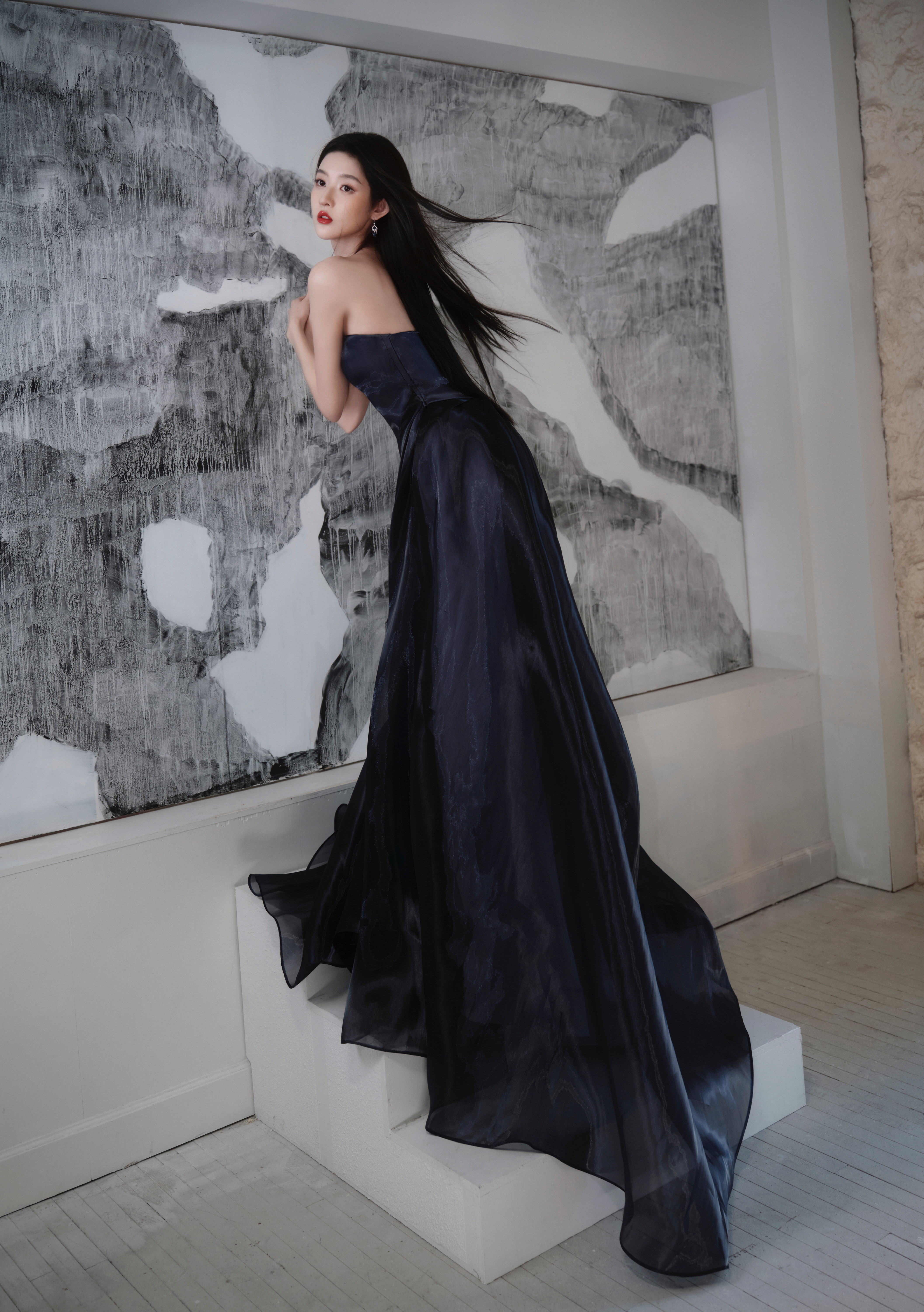 王玉雯今日金鸡奖出发图🈶！美到我完全是轻而易举的事情🥺深蓝色抹胸长裙上身，没