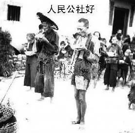 1958年的一天，南方某地农村的广场上，出现了引人注目的一幕，一群农民端着饭碗正