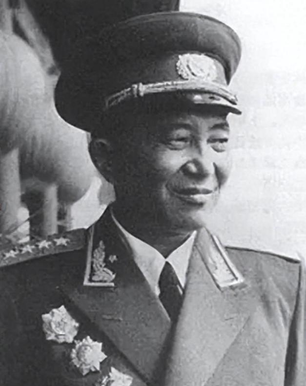 1949年，地下工作者范纪曼被敌人抓获。在行刑前一天夜里，他借口上厕所，想趁机