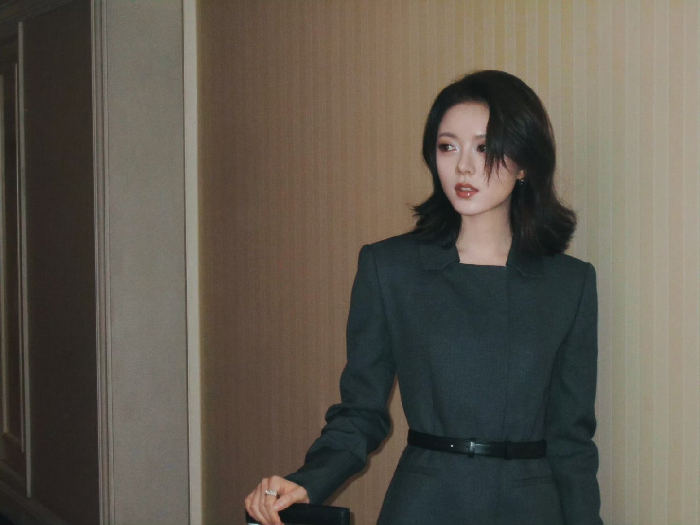 赵今麦今日活动造型，短发西装girl​​​