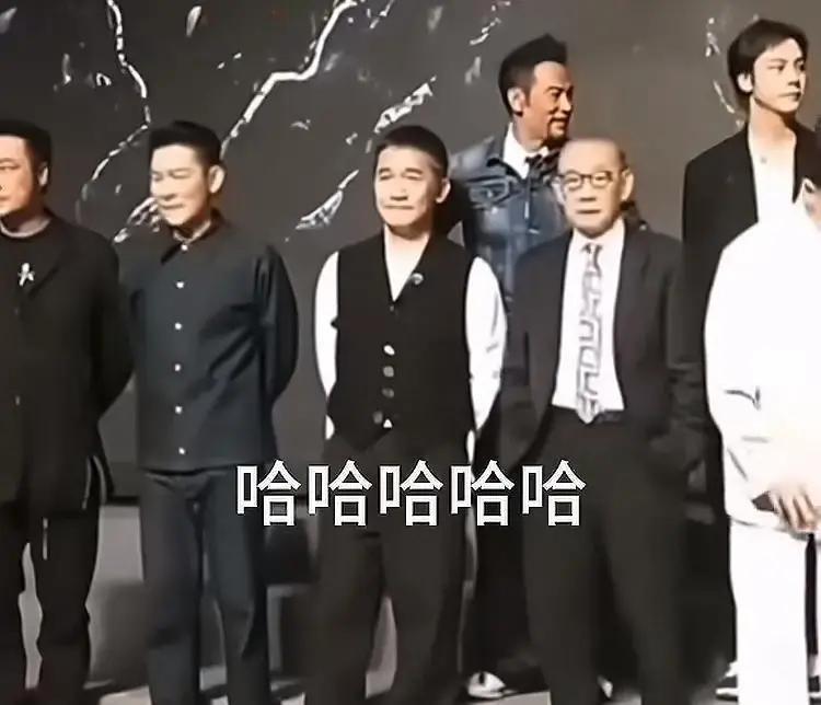 刘德华和成龙在英皇慈善发布会同台，镜头里成龙轻轻拍了刘德华肩膀一下，示意他慢半步