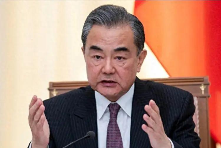 中国正式答应今年秋天访问美国，消息一出来，华盛顿直接乱成了一锅粥。特朗普更是笑得