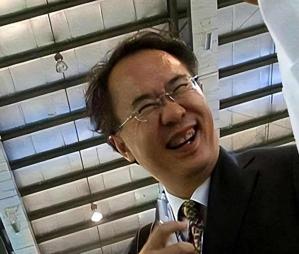 顶着国际头衔抹黑祖国，拿民族伤痛博眼球。随后伪装“军事专家”赚取利益，东