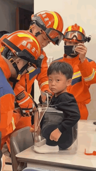 孩子在家练缩骨功，最后请来了消防队。