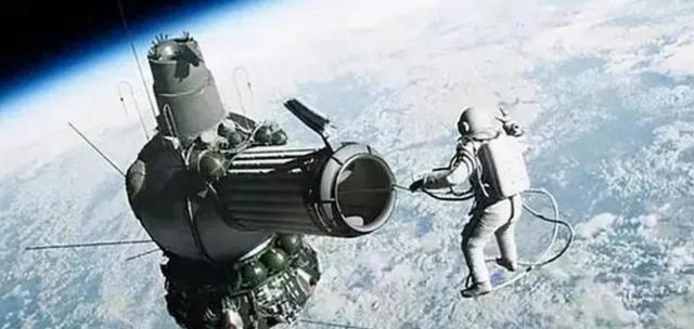 1991年，苏联一名宇航员刚飞上太空，国家解体了。他被遗落在太空上311天。当他