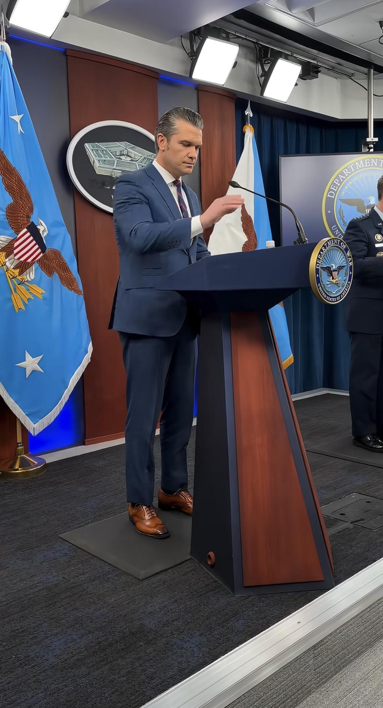 美国国防部长赫格塞思，这家伙肌肉练过了。他以前是职业摔跤手，这身西装咋看着那么别