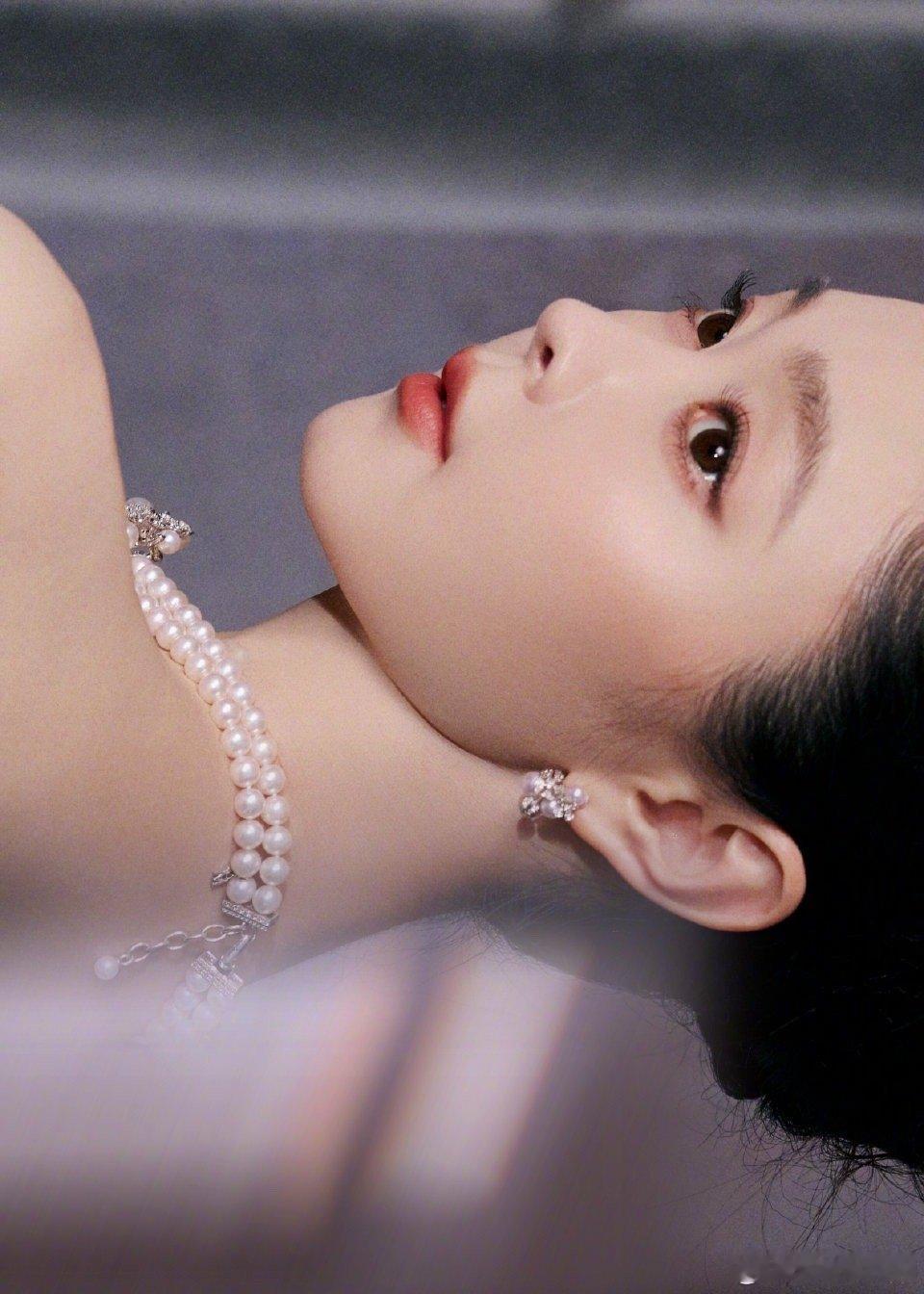 宋轶天鹅颈直角肩宋轶波点拖地长裙看到宋轶这身造型，才真正懂了什么叫“天鹅颈”与