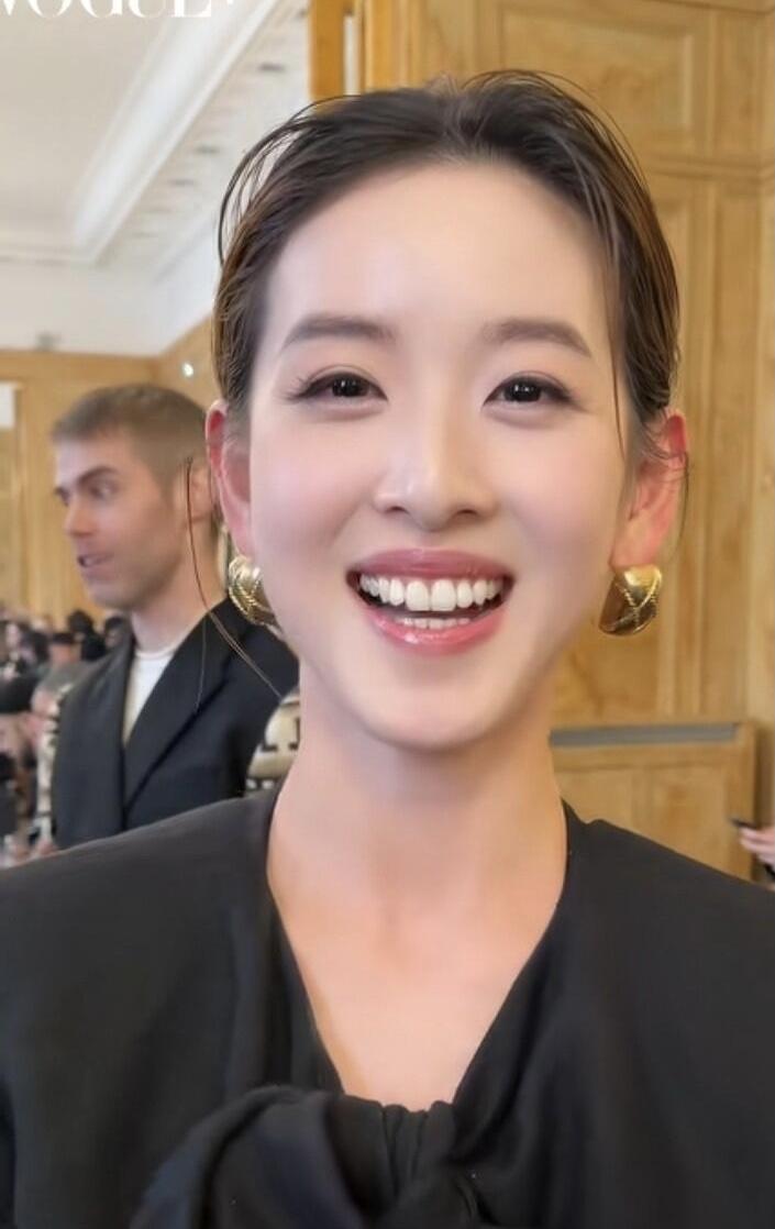 章泽天都30多岁，长相还挺清秀的，很多人说欣赏不来她的嘴型，其实这正是她有辨识度