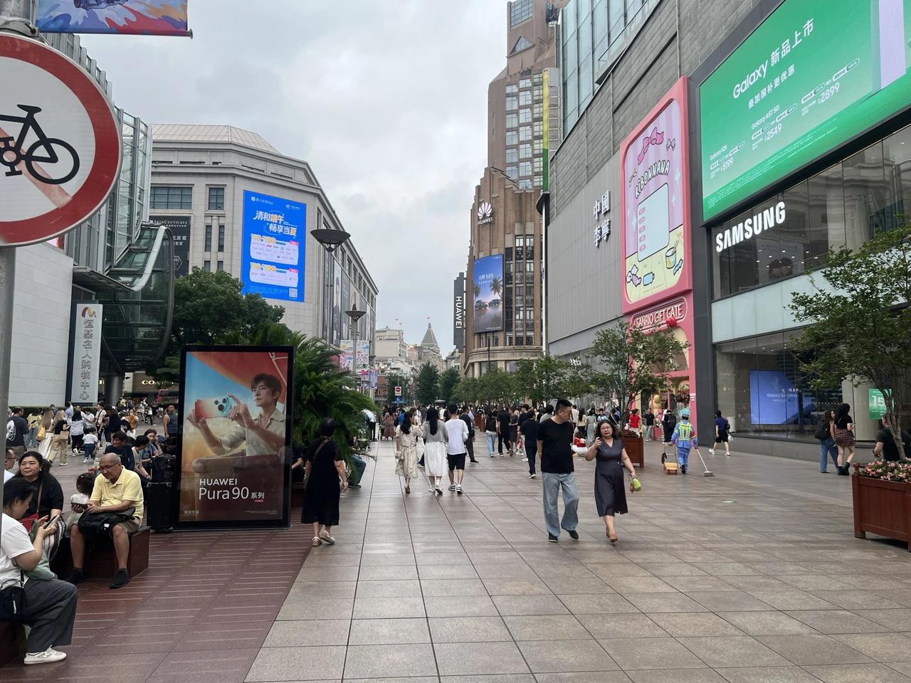 我听一个店员说，今年旅游的人全都只逛街不进店，看着街上人潮来往，结果店里没几个人