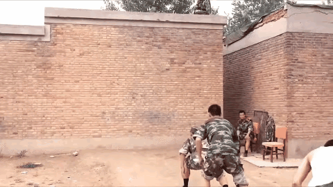 三人协作翻越5米高墙这个科目，是武警必学的实战技能。因为在复杂的环境下，如果任务