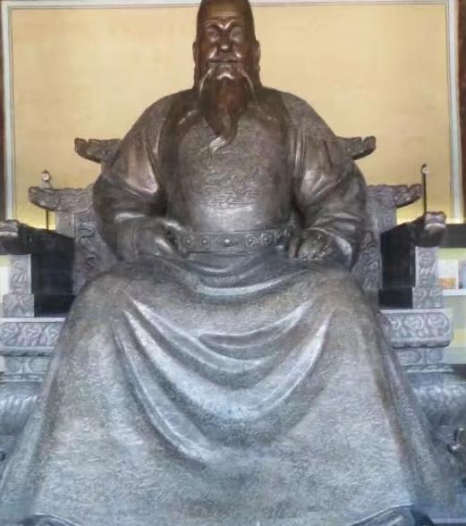 1424年8月，朱高炽在北京为父亲朱棣开棺，只见装在锡棺里的朱棣遗体如同睡着了一