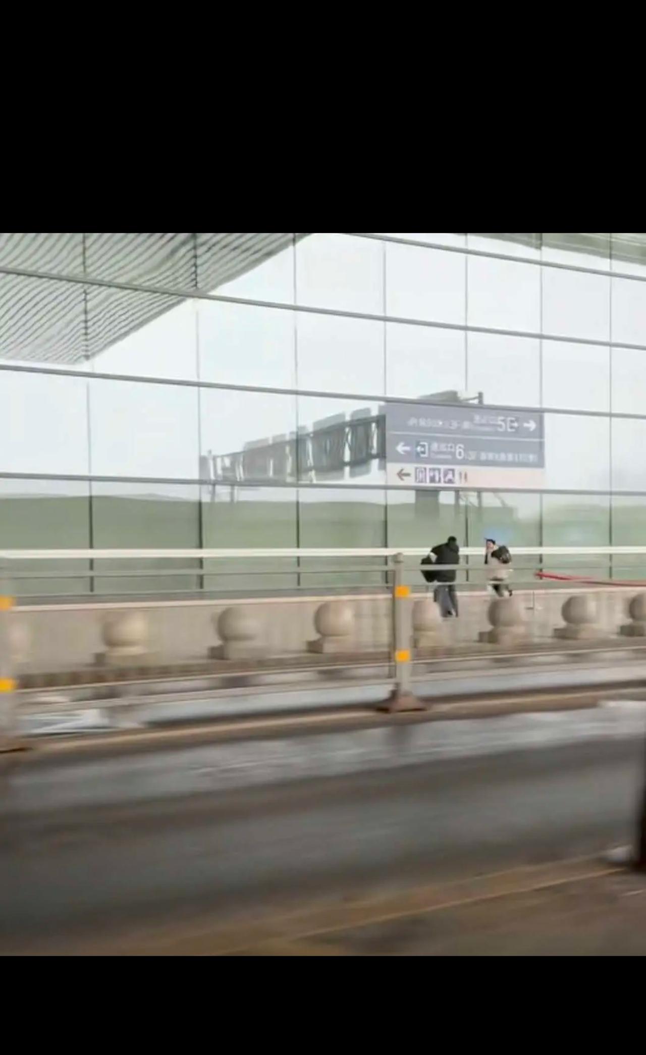 😂郑州高铁站爆笑亲情乌龙！妈拍娃追车感动全网，儿子反手拆台太狠了郑州宝妈送儿