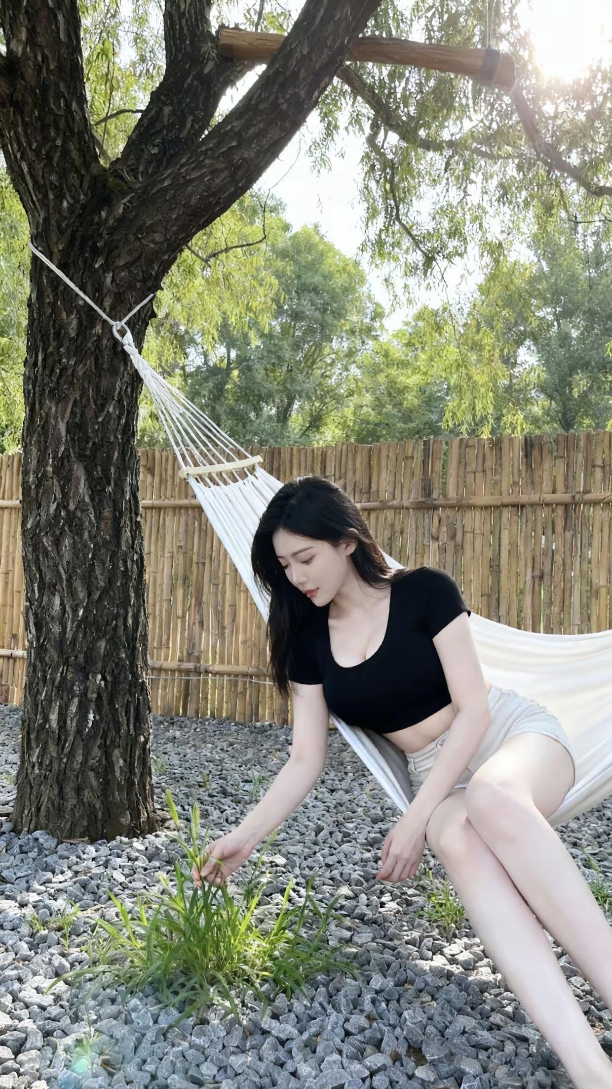 夏日午后，树荫下悠闲地享受阳光，与大自然亲密接触。🌞🌳🌿