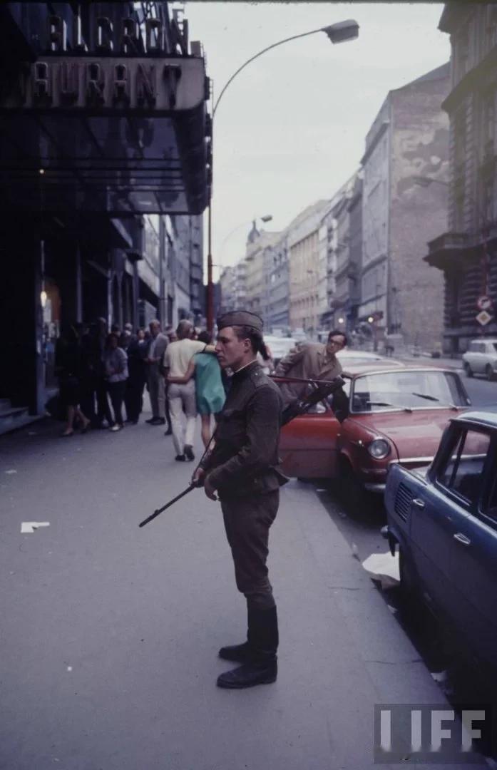 苏联军队的射手与SVDDragunov7.62mm半自动射手步枪在1968年