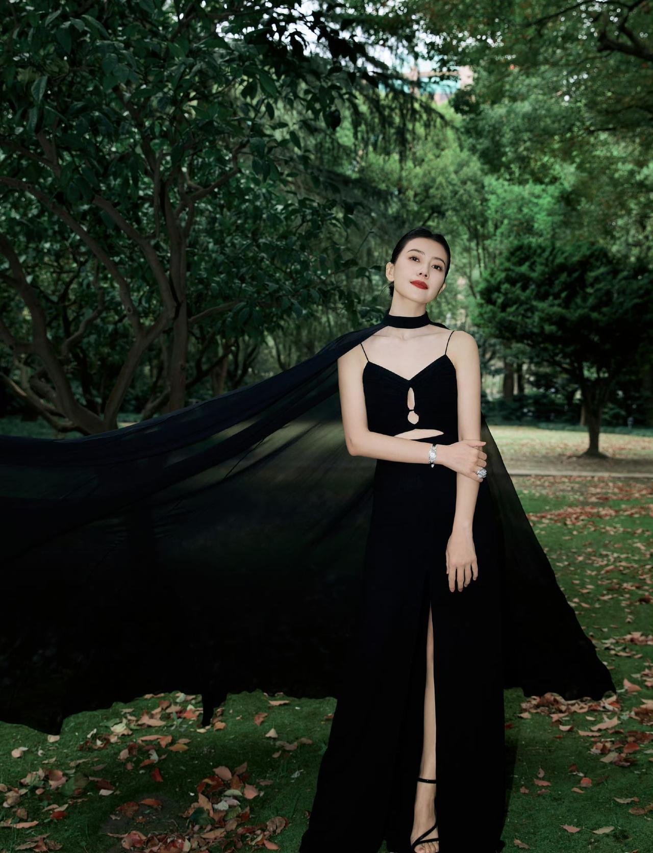 别再死磕“少女感”了。高圆圆身上那条Dior黑纱裙，腰线狠狠掐在胃部，那是19